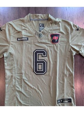NEW WITH TAGS XL Nike NFL Green Buccaneers Jersey - Mayfield - #6